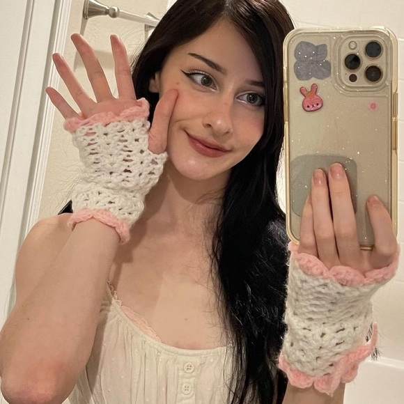 “Hand teddies” crochet hand warmers 🧸🎀🤎🧁🌸 - Picture 2 of 3